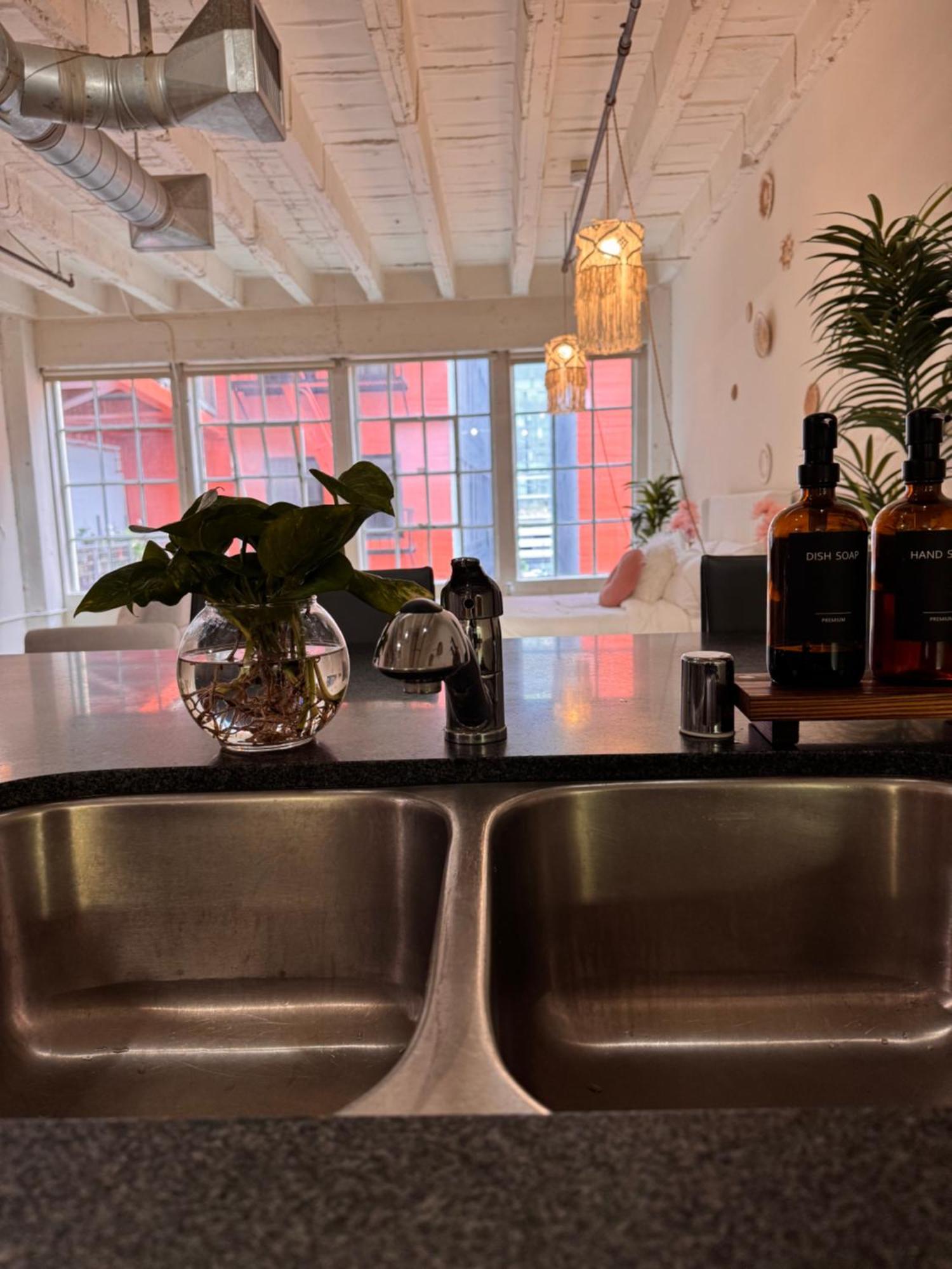 Loft In Downtown Angeles Bed & Breakfast
