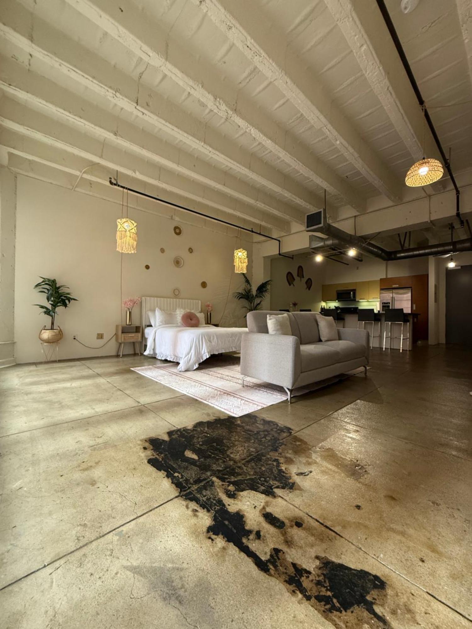 Loft In Downtown Angeles Bed & Breakfast *
